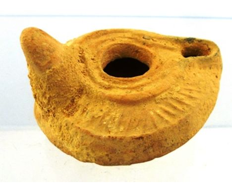 A ROMAN EARTHENWARE OIL LAMP, 2nd-5th AD, 8cm 