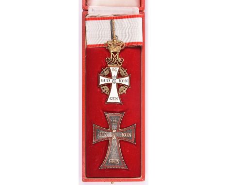 Denmark, Order of the Dannebrog commander's set from the reign of Queen Margrethe II (1970-), neck badge in gilt and enamels,