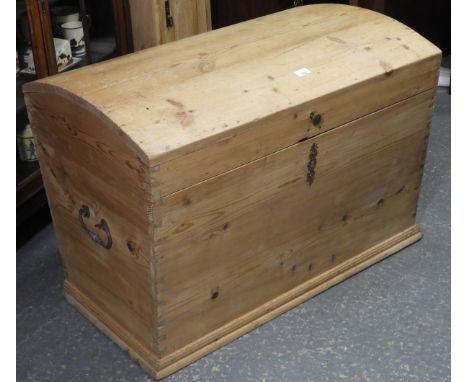 PINE DOMED TOP TRUNK 
