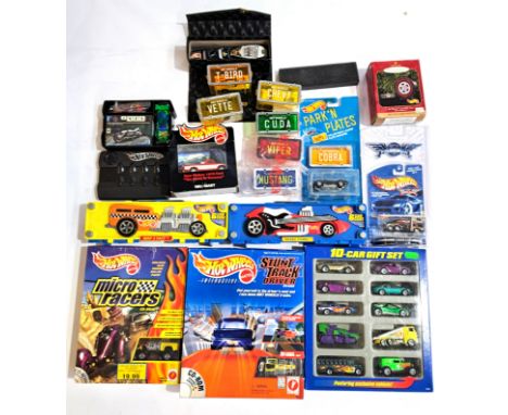 Hot Wheels (Mattel) a mixed boxed/carded group comprising of Gift Sets, Single Issues, Carry Cases and similar to include 10 