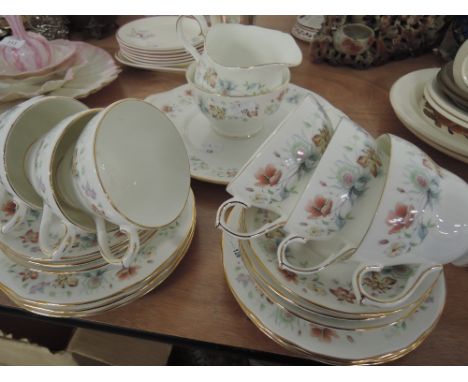 A part Duchesse 'Evelyn' tea service