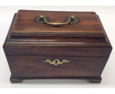 A Georgian mahogany tea caddy with hinged top and bracket feet. Est. £25 - £35.