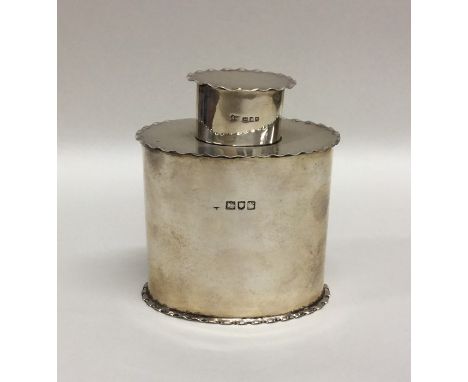 A good silver plain oval tea caddy with crimped rim. London. Approx. 96 grams. Est. £60 - £80.