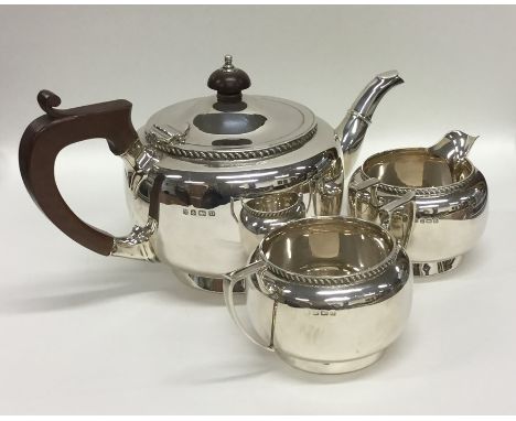 A plain silver circular tea service with gadroon rim. Birmingham. Approx. 568 grams. Est. £100 - £150.