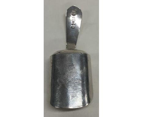 A Georgian Scottish silver caddy scoop with OE pattern handle. Edinburgh. By JN. Approx. 10 grams. Est. £30 - £40.