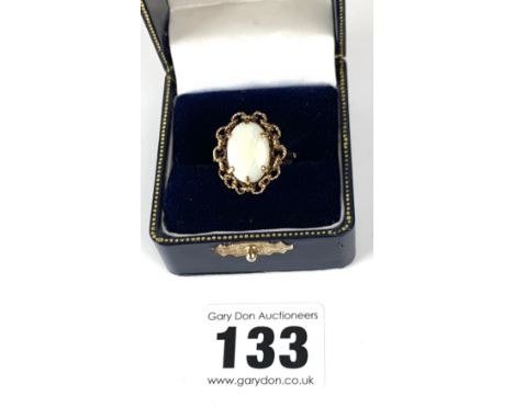 9k gold ring with opal stone, size O, w: 3.5 gms