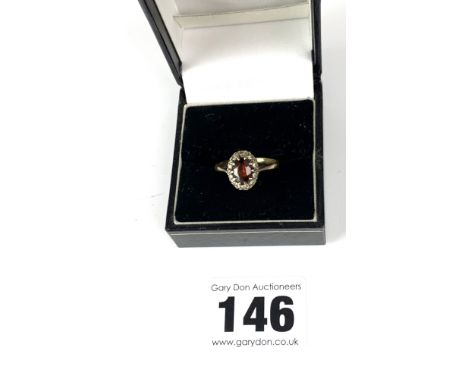 9k gold ring with red and white stones, size M/N, w: 3.1 gms