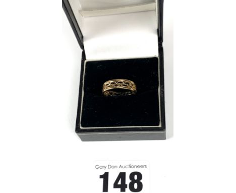 9k gold ring, size K, w: 1.4 gms