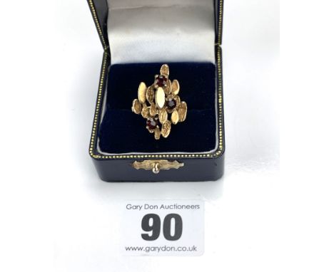 9k gold dress ring with sculptured top and red stones, size O, w: 5 gms