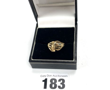 9k gold ring with entwined design, size K/L, w: 1.8 gms
