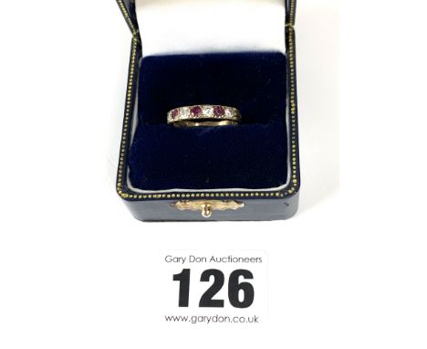 9k gold ring with red/white stones, size P, w: 2 gms