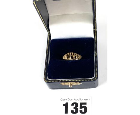 9k gold ring with bark design, size J/K, w: 1.6 gms
