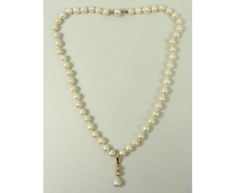 THIS HAS NOT BEEN TESTED - OFFERED WITHOUT ANY CERTIFICATION
A natural pearl necklace, with a single pearl drop on 18ct gold 