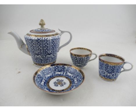 An early Worcester Trio-Set&nbsp; and a tea pot decorated with the Royal Lilly pattern&nbsp;