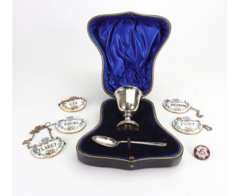A cased silver egg cup, Wakely & Wheeler, Dublin 1916, and a silver spoon, Mappin & Webb, Sheffield 1911, 2ozs, a circular gi