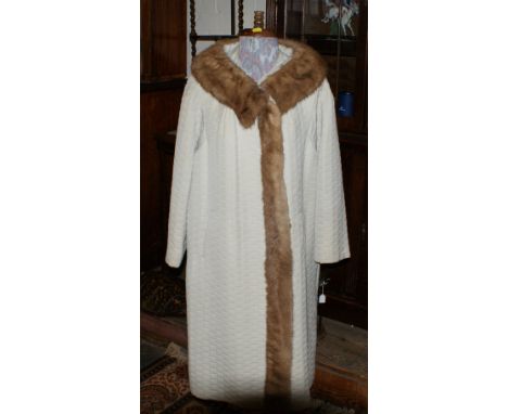 Ladies vintage cream quilted coat with fur trim