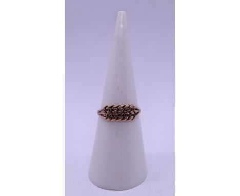 9ct gold ring - size K½ 