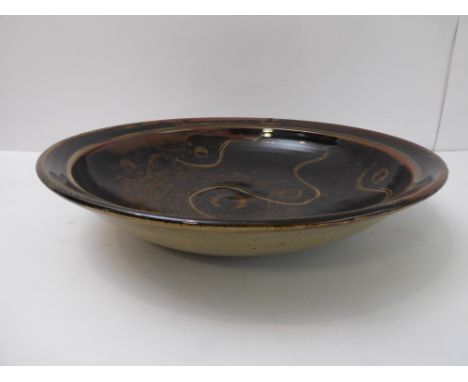 Ray Finch (Winchcombe Pottery, Gloucestershire),&nbsp;rimmed shallow dish; iron slip, combed decoration, celadon glaze (35cm 