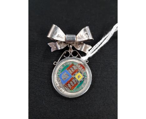 SILVER AND ENAMEL COIN PENDANT (VICTORIAN 1887) SUSPENDED FROM A SILVER BOW BROOCH