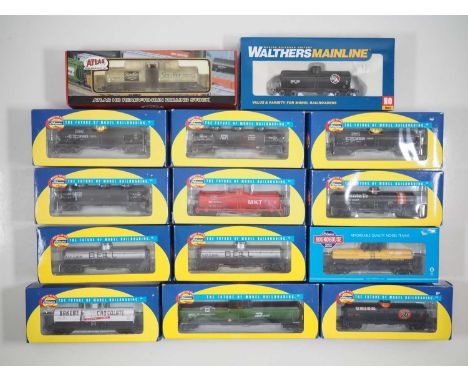 A group of boxed American outline HO gauge tank cars by ATHEARN, WALTHERS and ATLAS - VG in G boxes (14)