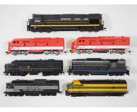 A group of unboxed American outline HO gauge diesel locomotives by BACHMANN and others in various liveries - G/VG unboxed (7)