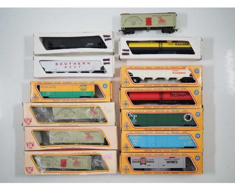 A group of mostly boxed American outline HO gauge rolling stock by IHC / Mehano - G/VG in G boxes (13 - 3 in plain boxes, one