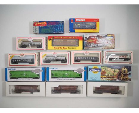 A group of American outline HO gauge mixed wagon types by BACHMANN, MODEL POWER and others in various liveries - VG in G/VG b