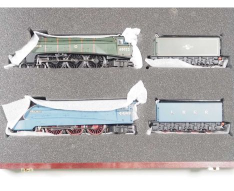 A BACHMANN 31-961 OO Gauge 'Mallard’ World Speed Record Twin Set comprising a LNER blue ‘Mallard’ with valances and BR green 