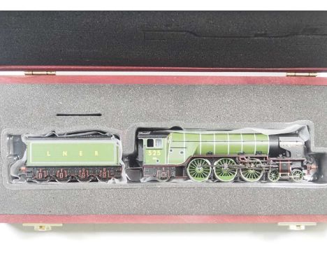 A BACHMANN OO gauge class A2 steam locomotive in LNER green 'A.H. Peppercorn', presented in a wooden case - VG/E in G/VG box