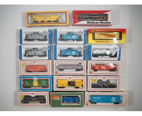 A group of American outline HO gauge mixed wagon types by BACHMANN and others in various liveries - VG in G/VG boxes (17)