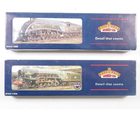 A pair of BACHMANN OO gauge steam locomotives comprising 31-958 class A4 'Guillemot' in BR green and 32-553 class A1 'North B