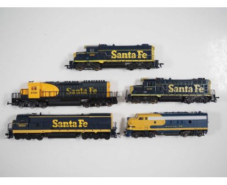 A group of unboxed American outline HO gauge diesel locomotives by BACHMANN and others all in Santa Fe livery - VG unboxed (5