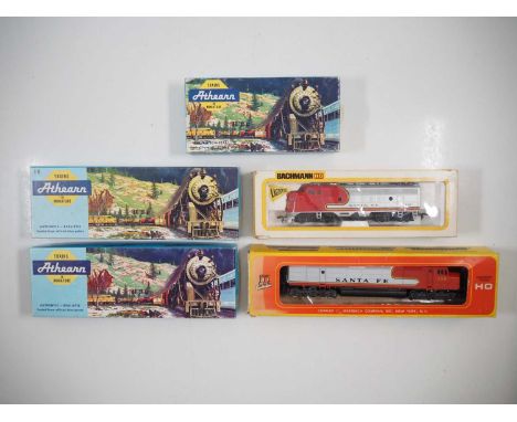 A group of American outline HO gauge diesel locomotives by BACHMANN, ATHEARN and others mostly in Santa Fe livery - G/VG in F