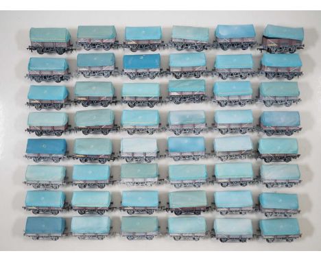 A large rake of BACHMANN OO gauge weathered clay hood wagons - VG unboxed (48)