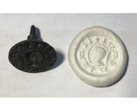 Medieval “chess piece” circular style bronze seal matrix, hexagonally facetted handle with pointed pierced terminal. Seal des