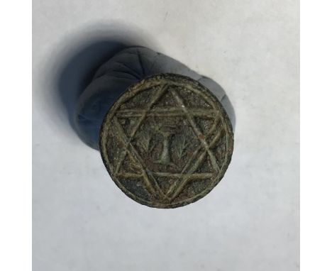 Medieval “chess piece” circular style bronze seal matrix, hexagonally facetted handle with pointed pierced terminal. Seal des