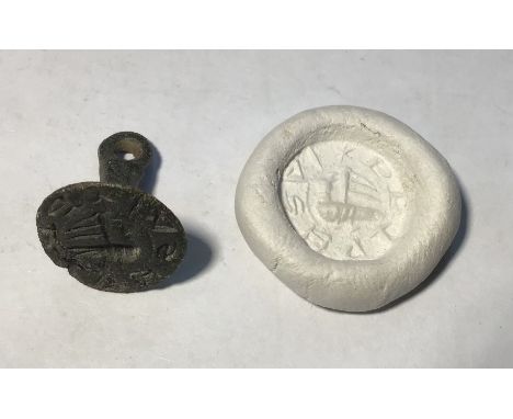 Medieval “chess piece” circular style bronze seal matrix, hexagonally facetted handle with pointed pierced terminal. Seal des