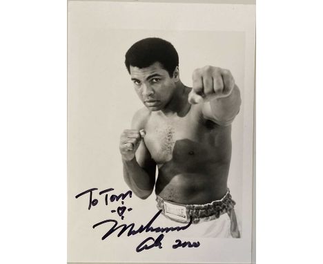 SPORTS AUTOGRAPHS - MUHAMMAD ALI SIGNED PHOTOGRAPH. A 5 x 8'' black and white photo print bearing signature, date and inscrip