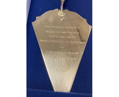 MANCHESTER CITY/ETIHAD STADIUM - COMMEMORATIVE 'TOPPING OUT' TROWEL. A boxed presentation 'topping out ' silver plated trowel