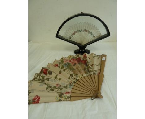 Bone, painted, brise fan - decorated with swags of flowers on both sides, within a fitted fan display case, opening at the to