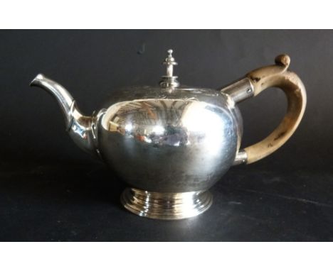 A George V Silver Teapot of Globular Form with shaped wooden handle, London 1925, 17 ozs.