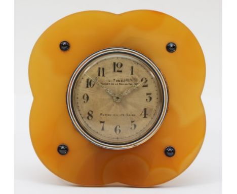 L. Forme, a French gold, silver, enamel and agate desk timepiece, early 20th century, bearing control marks, the engine turne