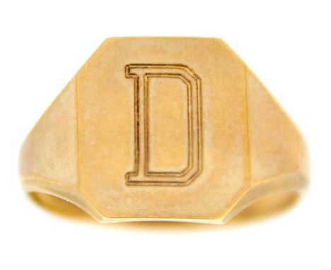 A 9ct hallmarked gold gentleman's signet ring. Size T 1/2, 3.9g.Some scratches otherwise good. Hallmarked Birmingham 1981