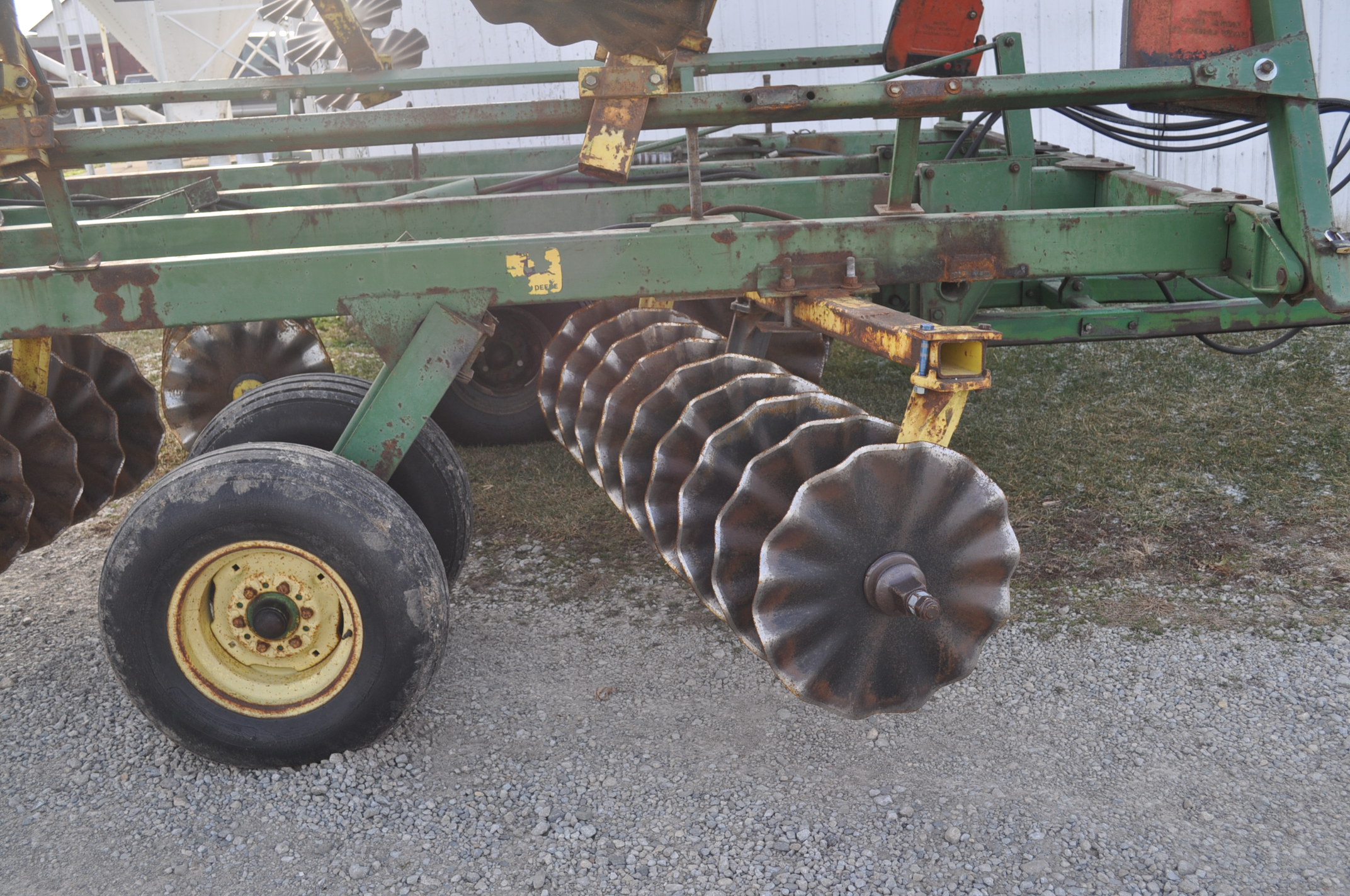 John Deere disk, 20', Hyd fold, vertical tillage blades,