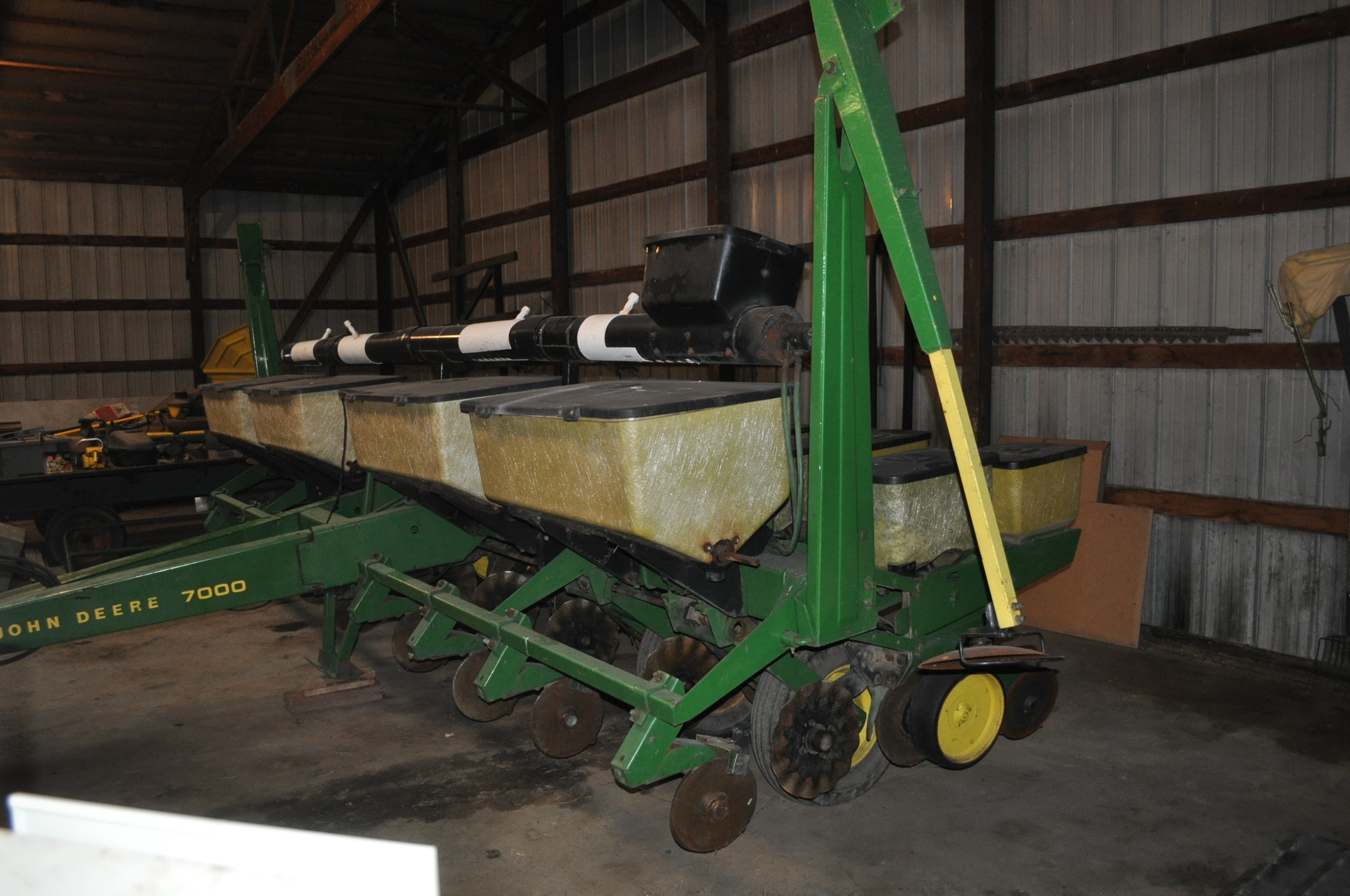 John Deere 7000 8 row narrow corn planter, dry fertilizer, auger fill