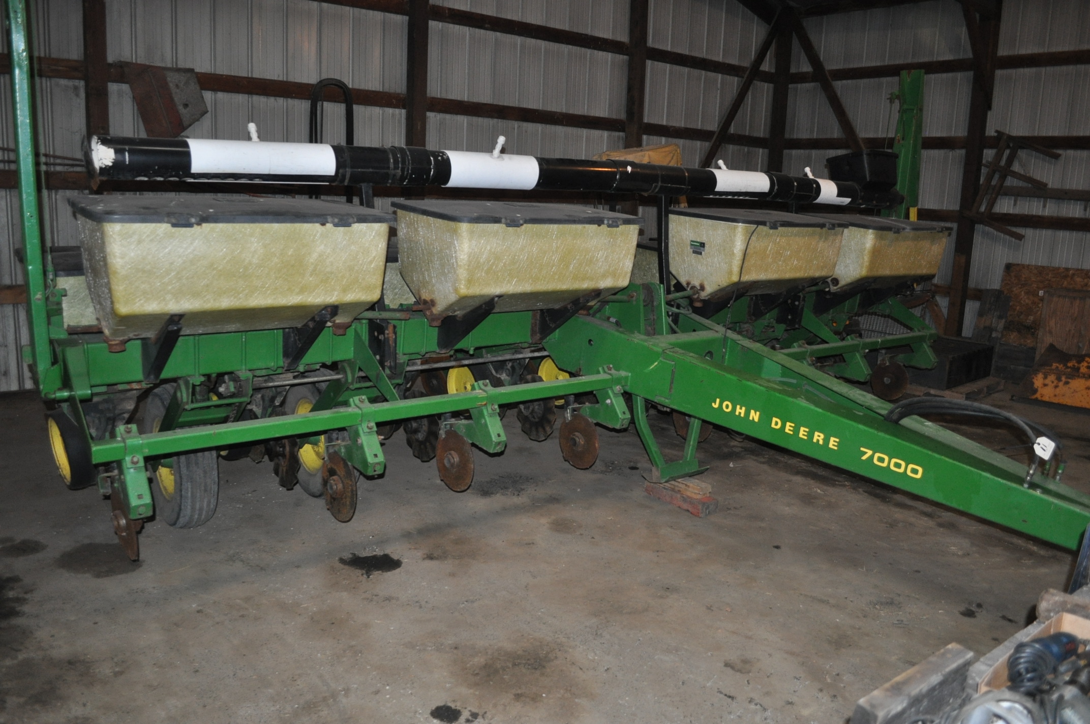 John Deere 7000 8 row narrow corn planter, dry fertilizer, auger fill