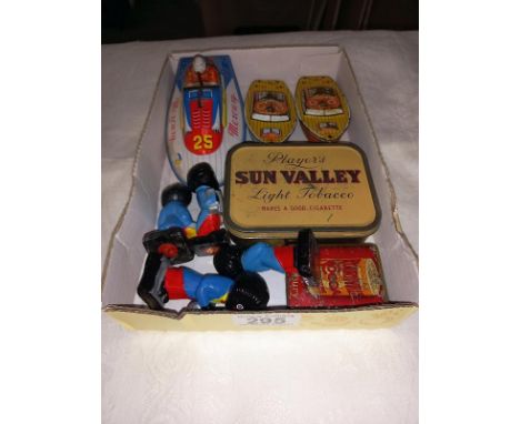 3 tin plate boats &amp; 4 Robinson's Golly's etc.
