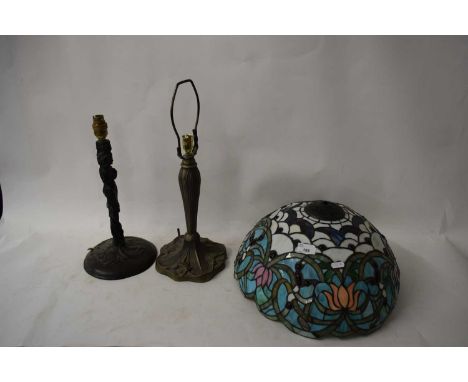 TIFFANY STYLE LIGHT SHADE TOGETHER WITH TWO TABLE LAMP BASES (3)