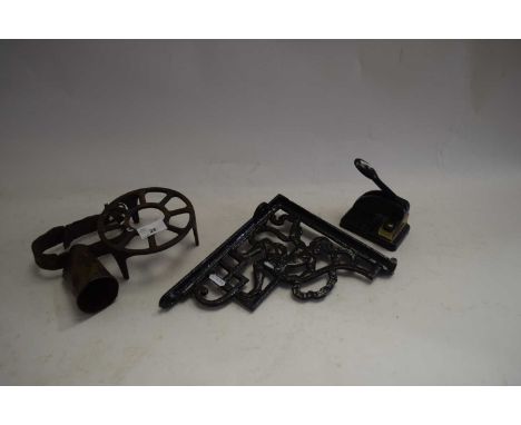 MIXED LOT METAL WALL BRACKET, TRIVET, AND OTHER ITEMS