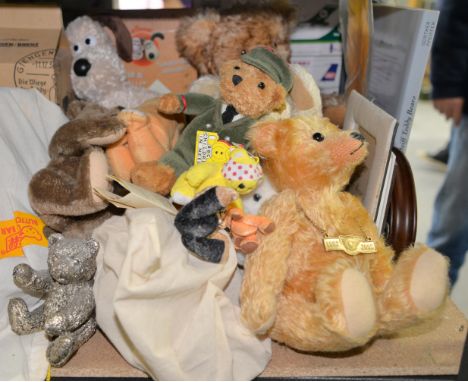 Collection of modern Steiff teddy bears plus other and books